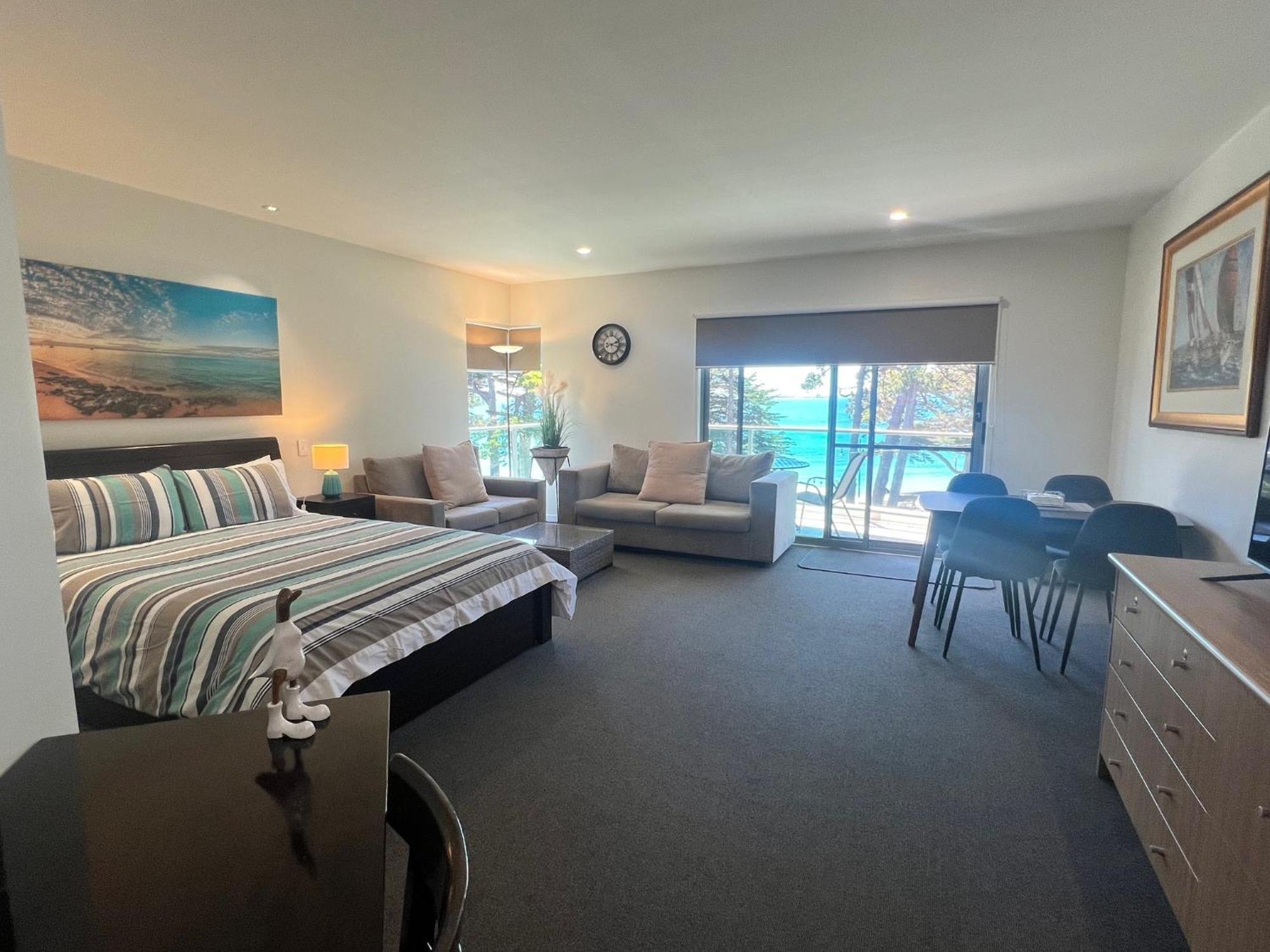Phillip Island Holiday Apartments คาวเวส ภายนอก รูปภาพ
